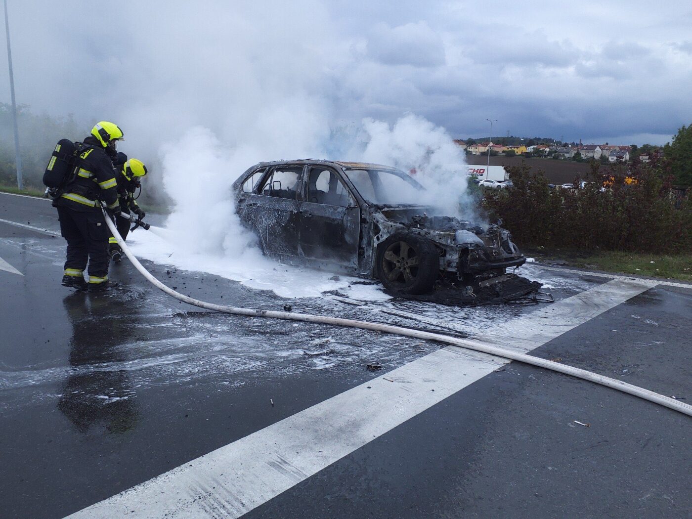 Požár BMW v Praze Ďáblicích. Foto: HZS