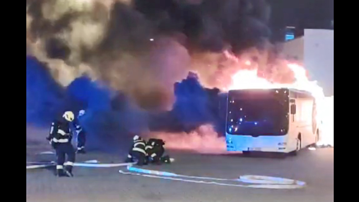 V Mladé Boleslavi hořel autobus. Foto: ČRzprávy