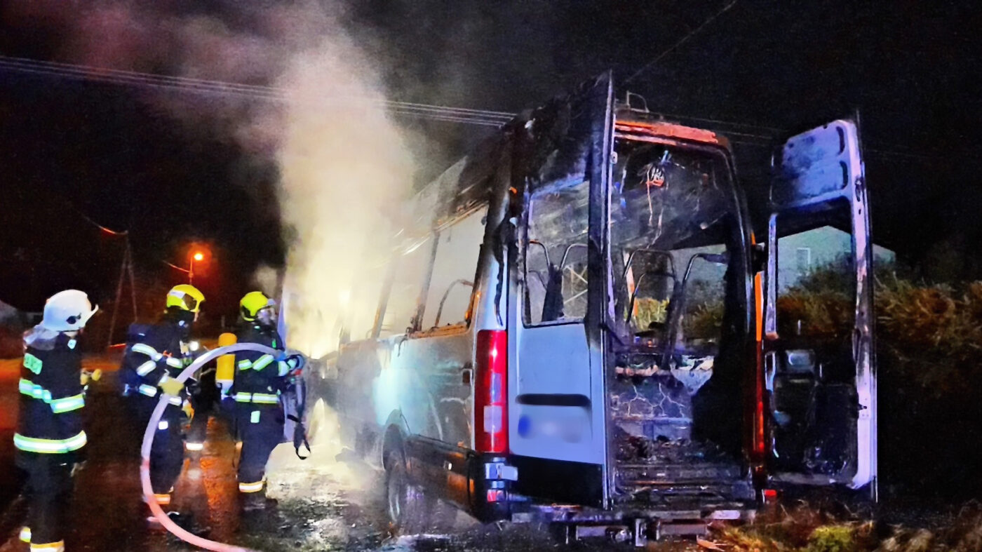 V Písku v noci hořel mikrobus. Foto: HZS