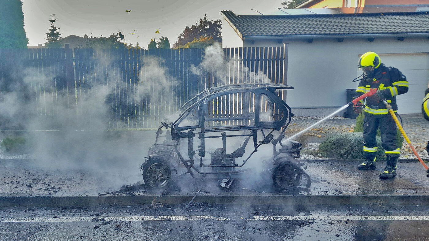 Ve Zruči shořel malý elektromobil. Foto: HZS