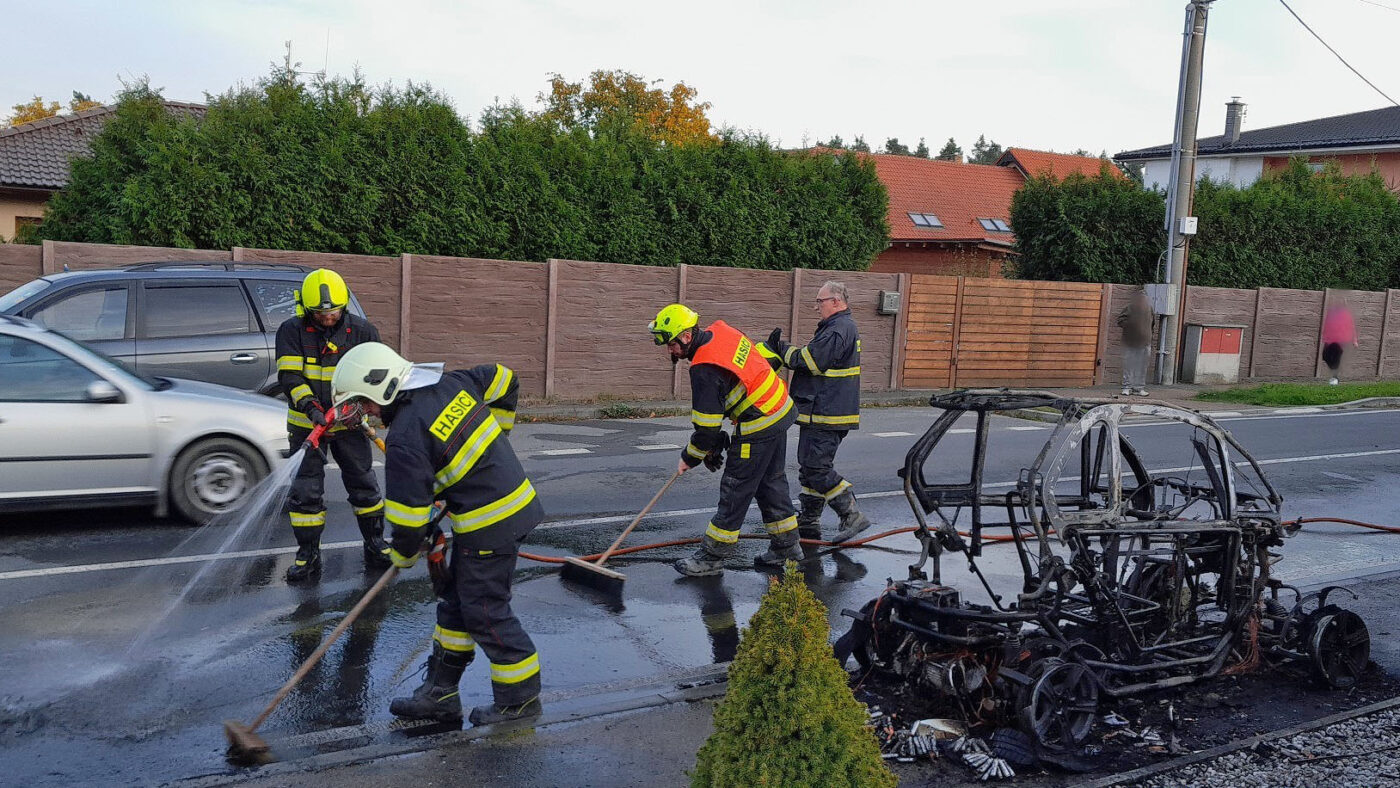 Ve Zruči shořel malý elektromobil. Foto: HZS