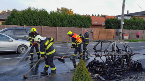 Ve Zruči shořel malý elektromobil. Foto: HZS