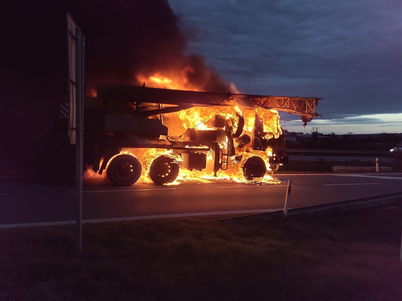 Požár autojeřábu na silnici 50. Foto: HZS