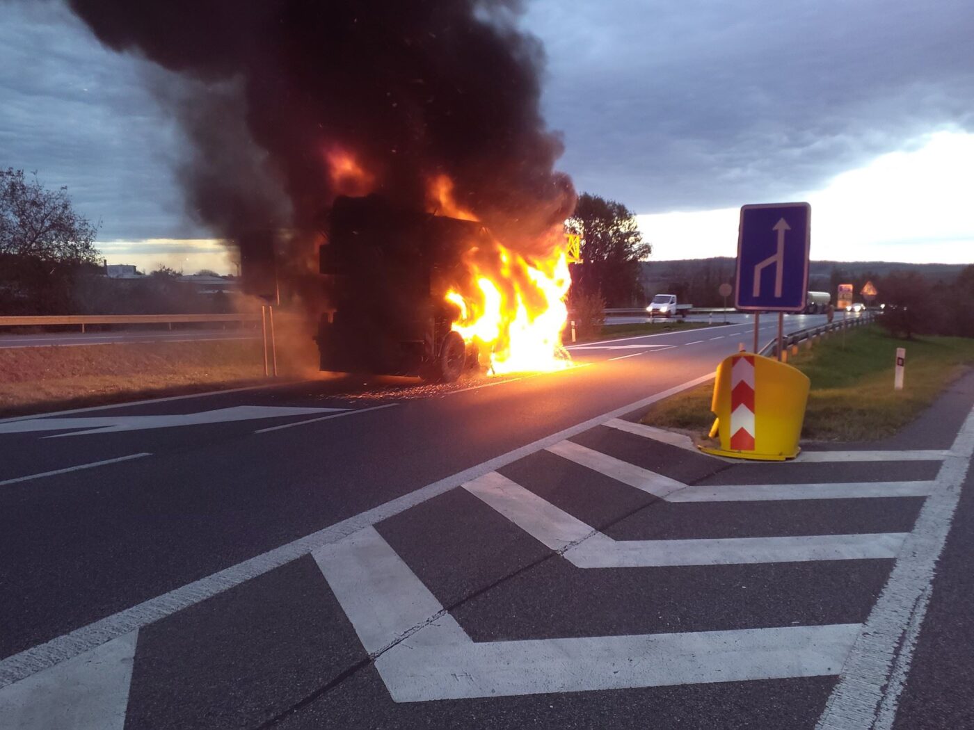 Požár autojeřábu na silnici 50. Foto: HZS