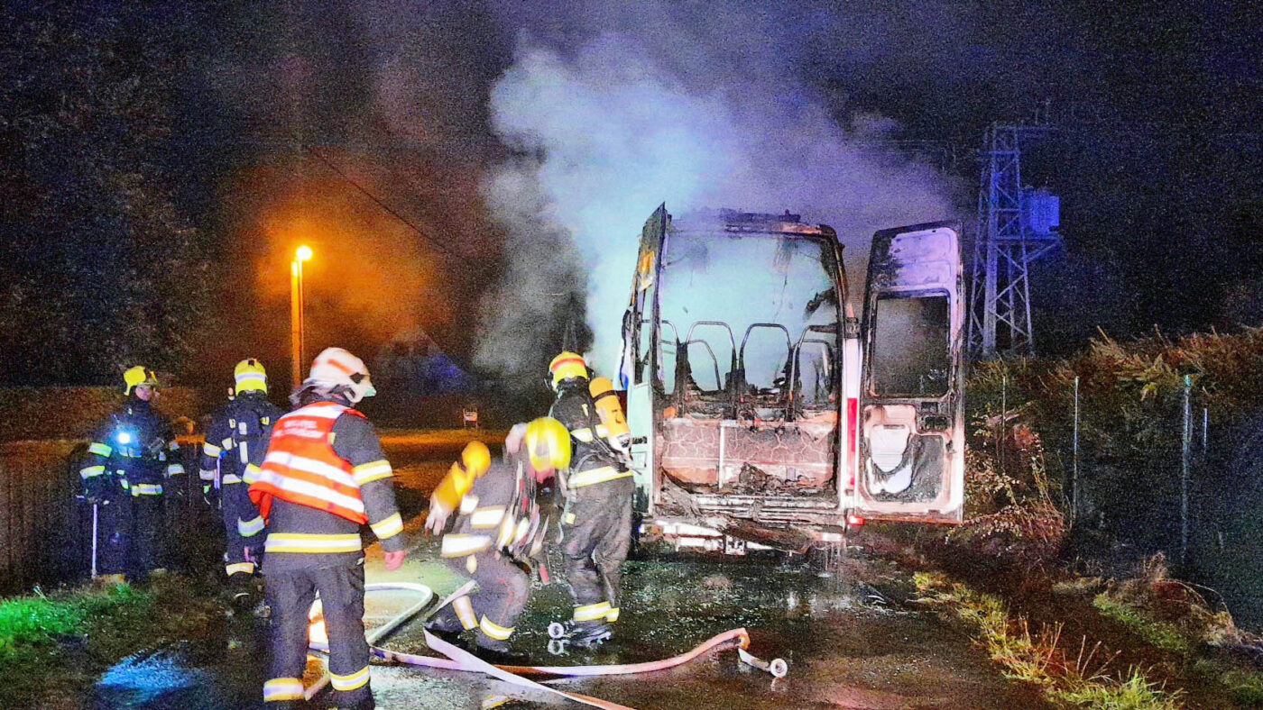 V Písku v noci hořel mikrobus. Foto: HZS