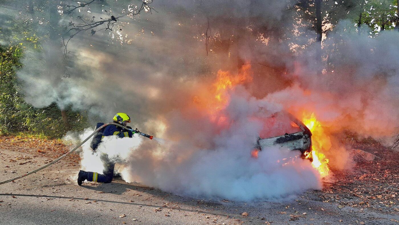 Požár auta v Plzni. Foto: HZS