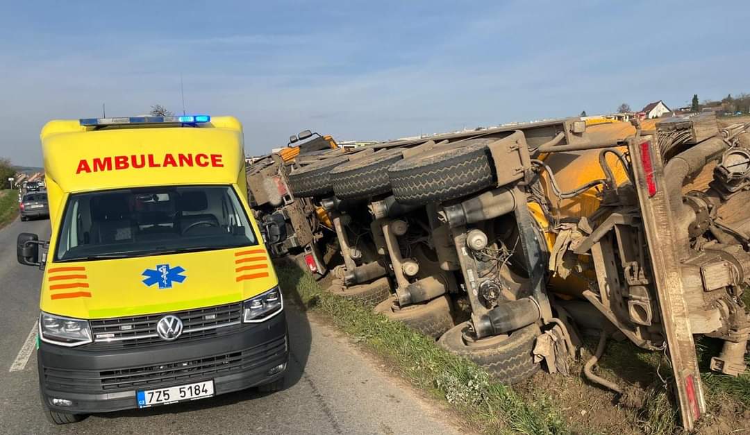 FOTO: Mladý řidič u Napajedel převrátil cisternu s fekáliemi rovnou na pole