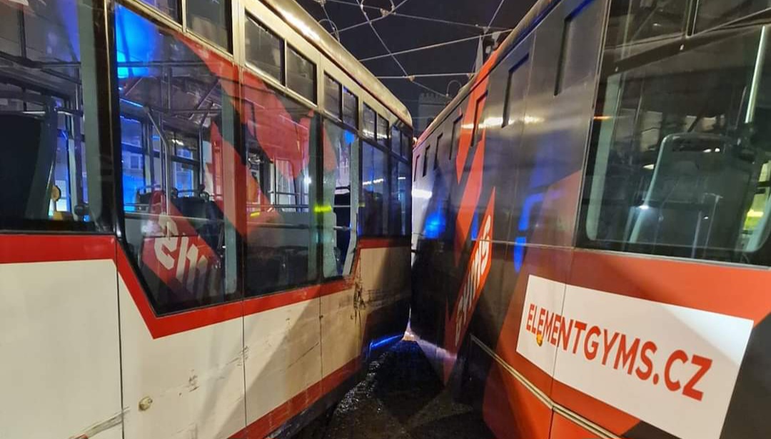 FOTO, VIDEO: V centru Olomouce se v neděli večer srazily dvě tramvaje