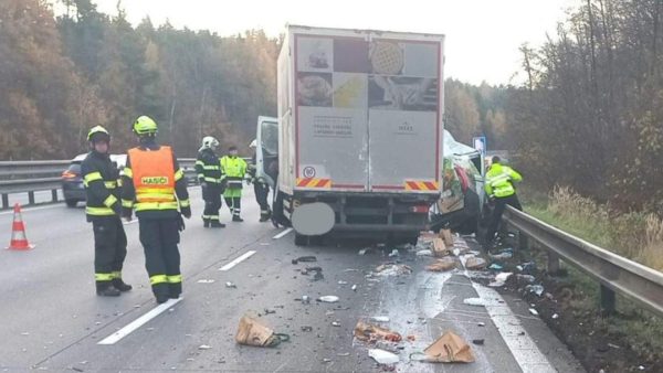 Nehoda náklaďáku a dodávky na dálnici D1. Foto: HZS