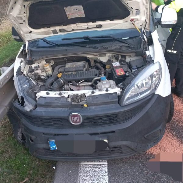 Nehoda náklaďáku a dodávky na dálnici D1. Foto: HZS