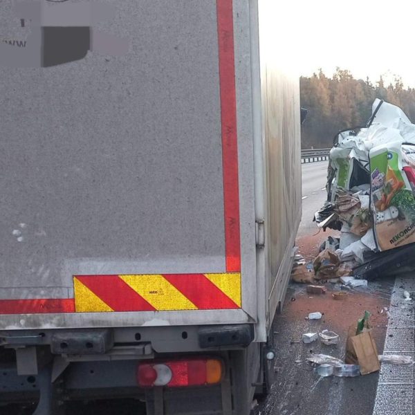 Nehoda náklaďáku a dodávky na dálnici D1. Foto: HZS