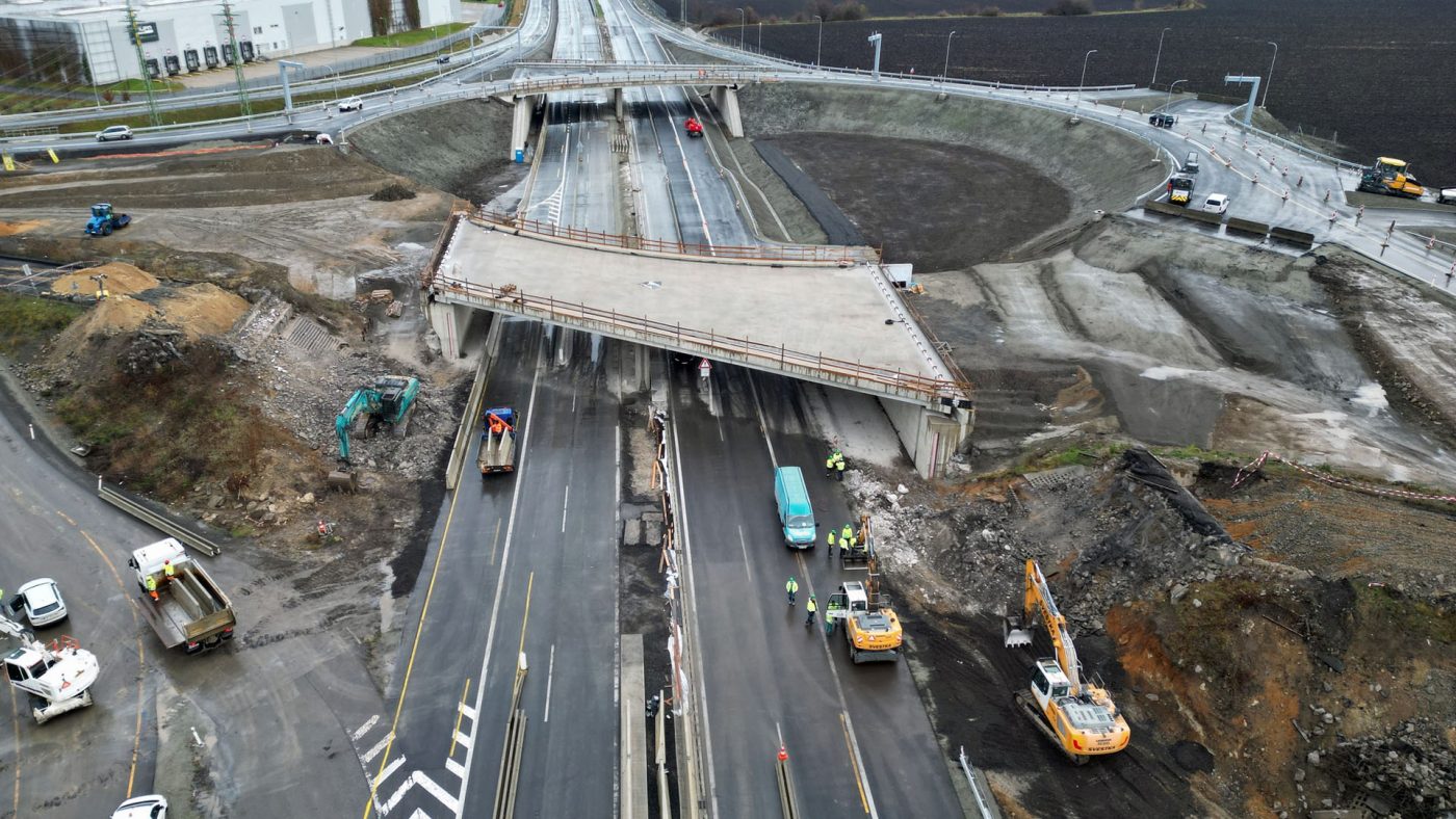 Nová křižovatka roste nad D10 u Kosmonos. Foto: Švestka s.r.o