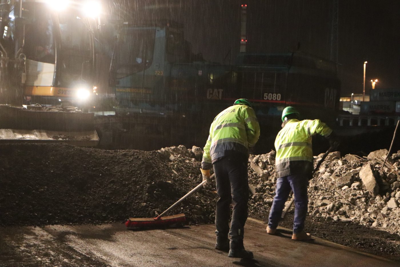 V noci na neděli šel k zemi most přes D10 u Kosmonos. Foto: Švestka s.r.o.