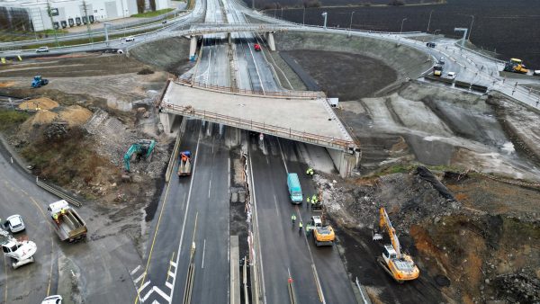 Nová křižovatka roste nad D10 u Kosmonos. Foto: Švestka s.r.o