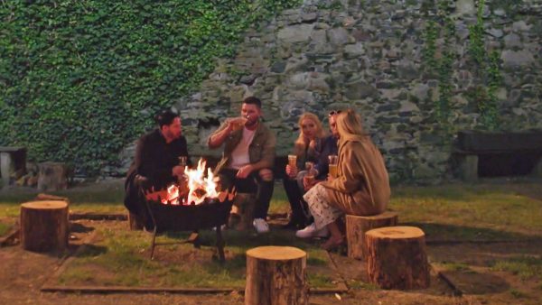 Finálová pětka čeká u ohně na finále hry Zrádci. Zdroj: Prima plus