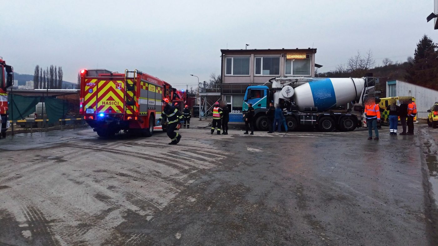 Domíchávač betonu přimáčkl muže k budově. Foto: HZS