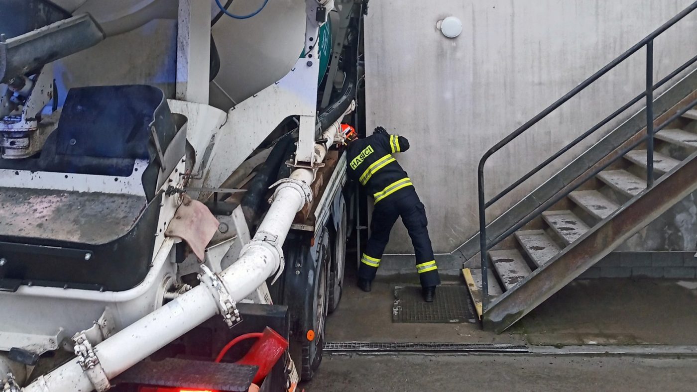 Domíchávač betonu přimáčkl muže k budově. Foto: HZS