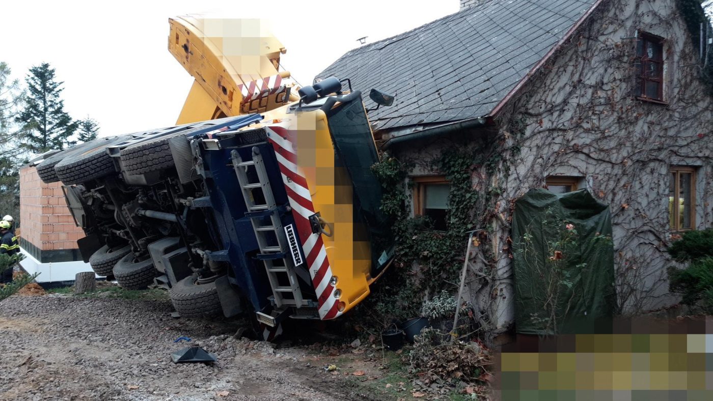 Ve Velkém Chlumci na Berounsku se na dům převrátil jeřáb. Foto: HZS