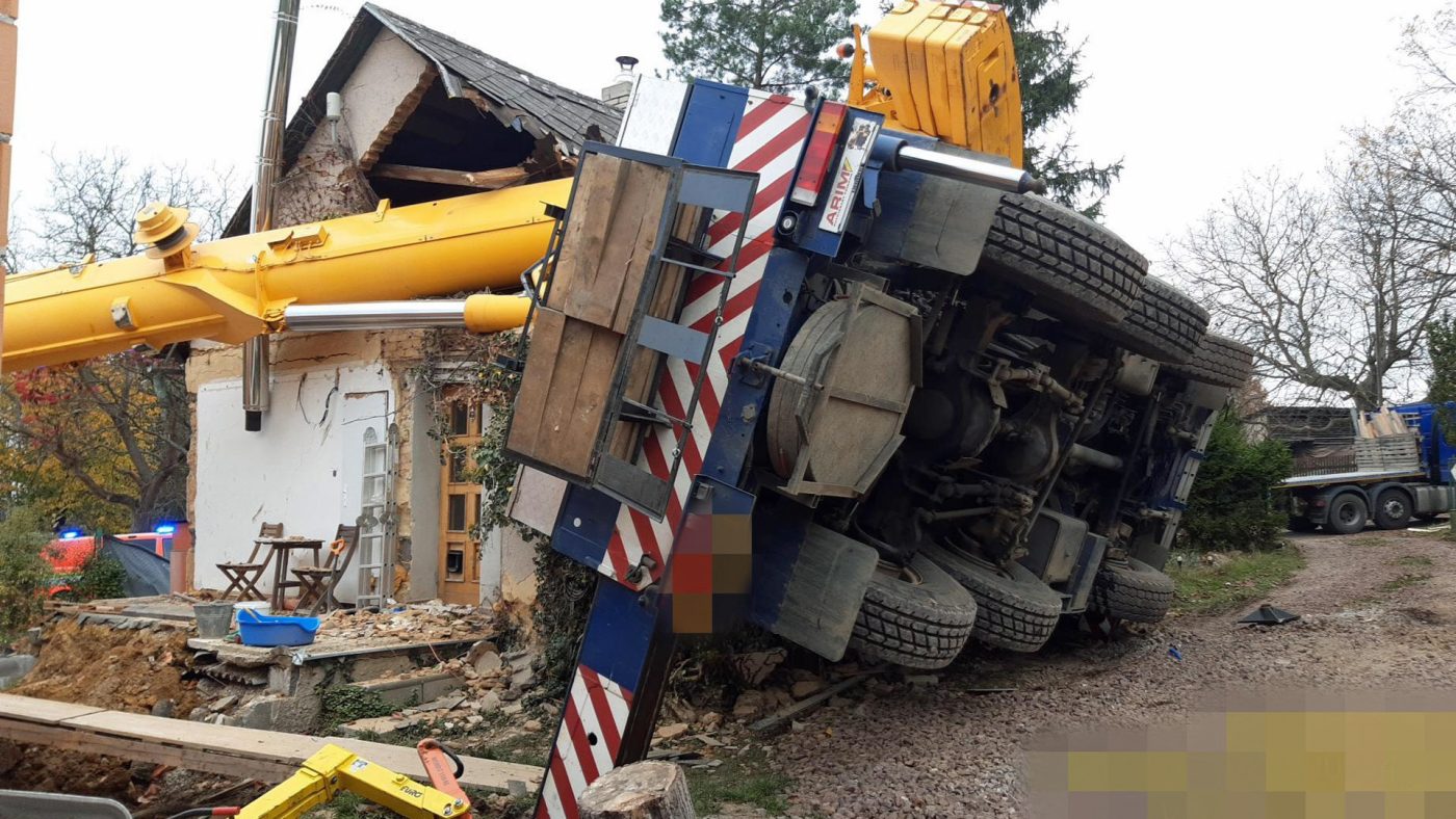 Ve Velkém Chlumci na Berounsku se na dům převrátil jeřáb. Foto: HZS