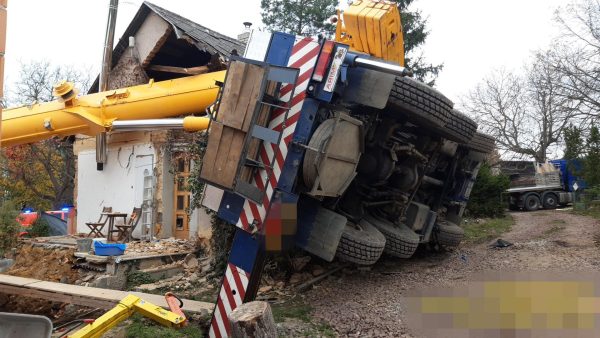 Ve Velkém Chlumci na Berounsku se na dům převrátil jeřáb. Foto: HZS