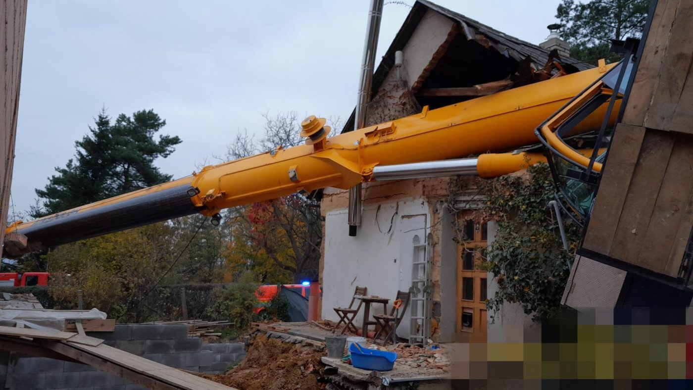 Ve Velkém Chlumci na Berounsku se na dům převrátil jeřáb. Foto: HZS