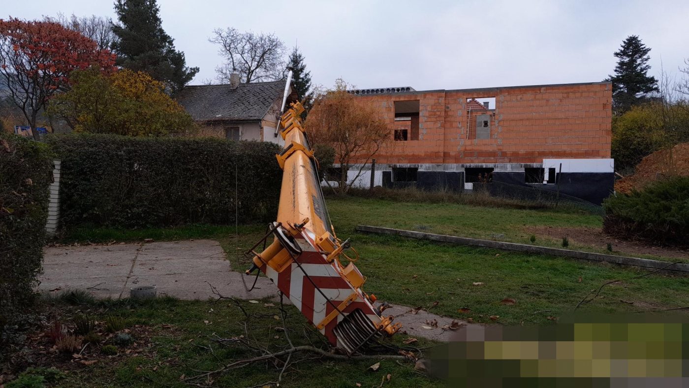 Ve Velkém Chlumci na Berounsku se na dům převrátil jeřáb. Foto: HZS