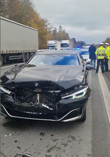 Do Mercedesu Jiřího Kajínka narazila policie v BMW.