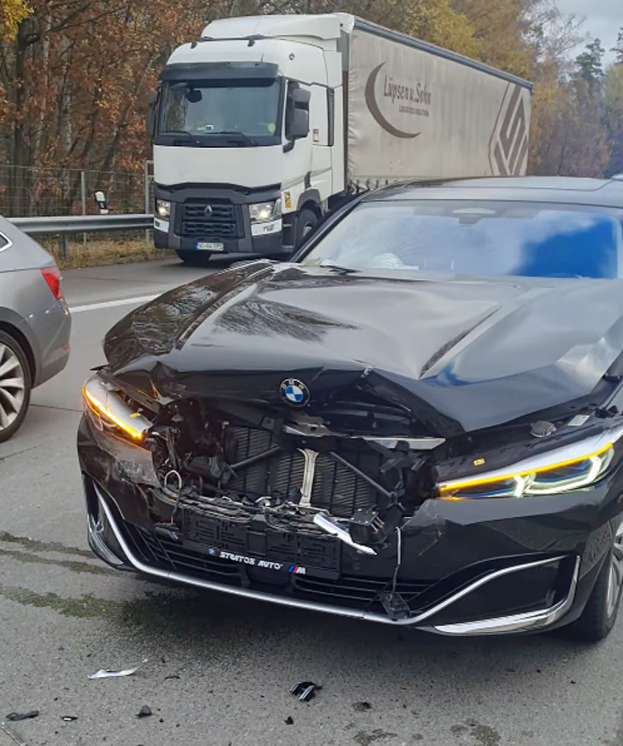 Do Mercedesu Jiřího Kajínka narazila policie v BMW.