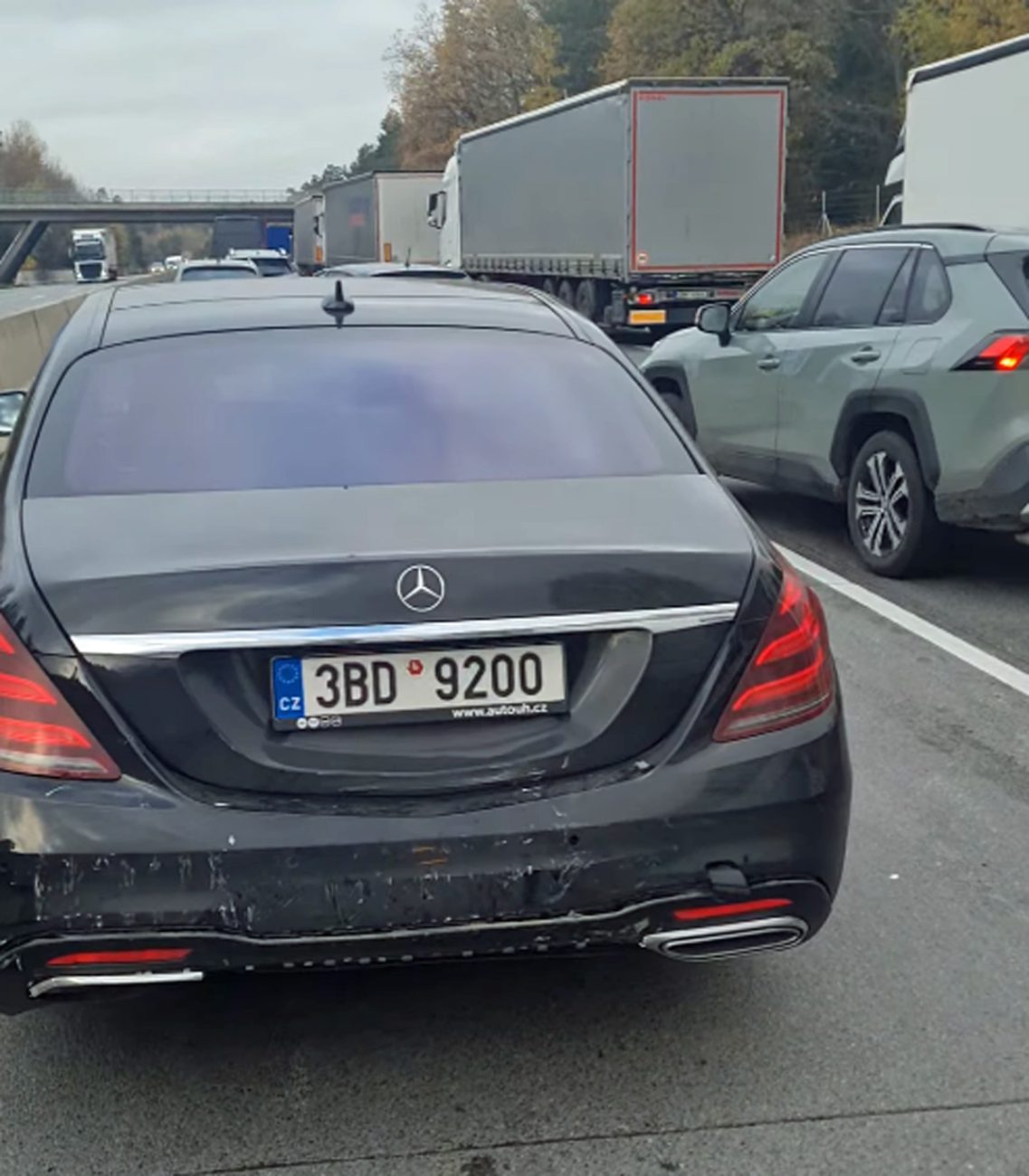 Do Mercedesu Jiřího Kajínka narazila policie v BMW.