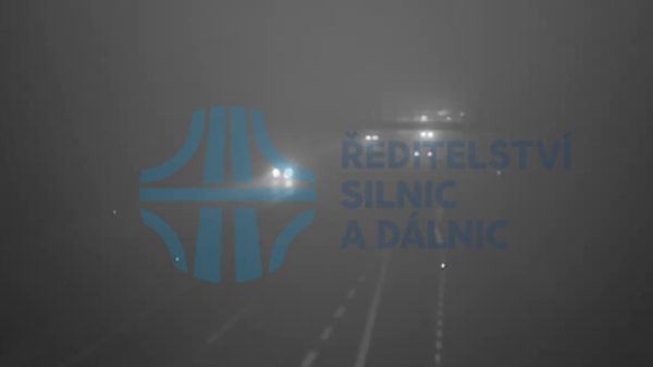 Mlha na silnicích v Praze v neděli večer.