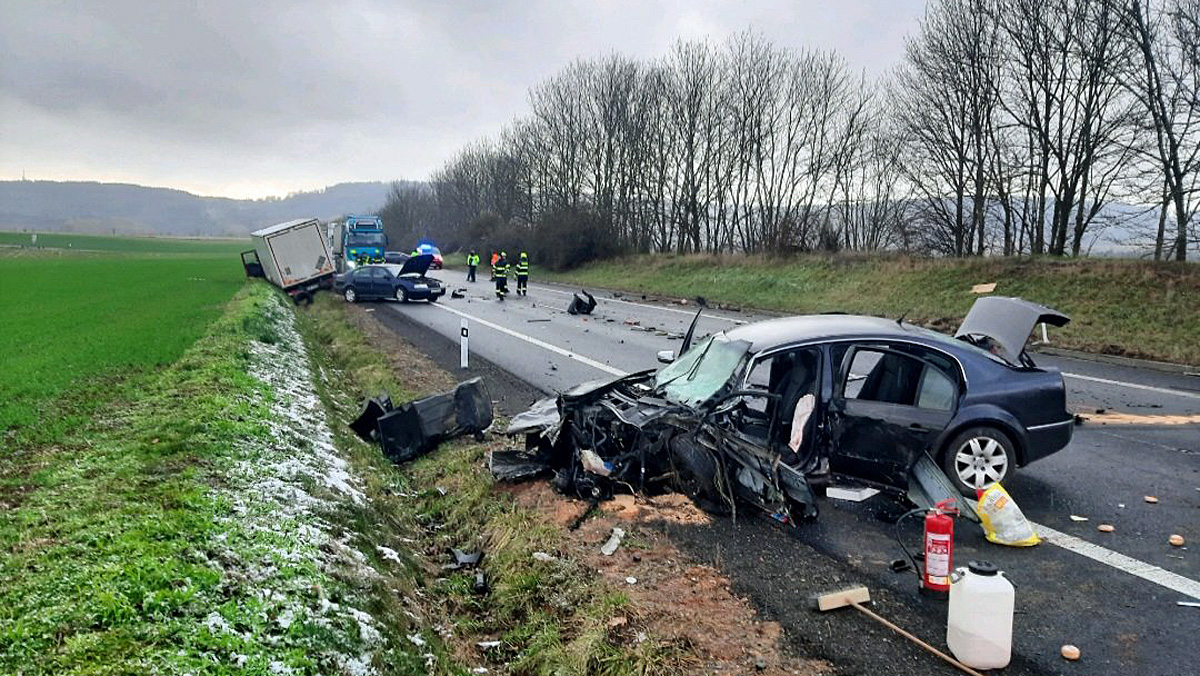 Vážná nehoda tří aut na silnici I/35 nedaleko Boršova. Foto: PČR