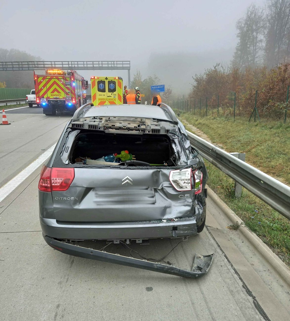 Nehoda auta a kamionu na dálnici D11. Foto: HZS