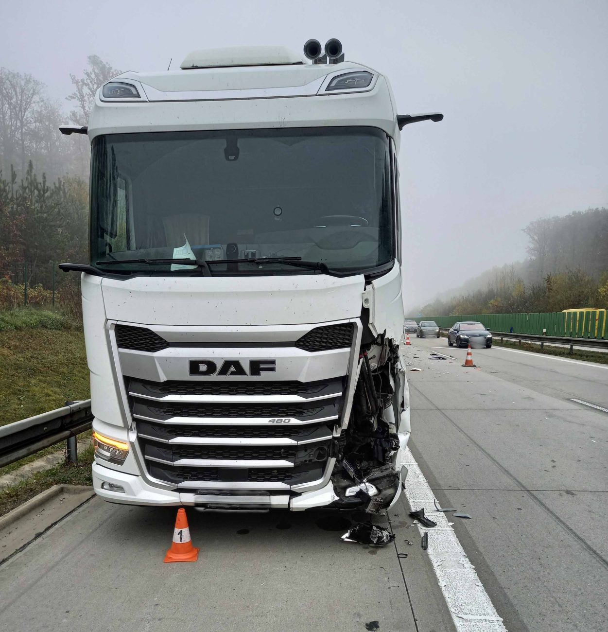 Nehoda auta a kamionu na dálnici D11. Foto: HZS