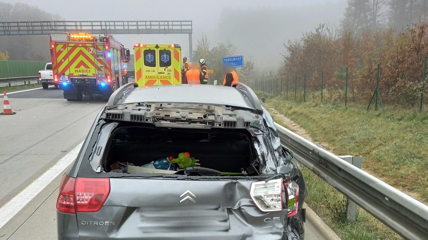 Nehoda auta a kamionu na dálnici D11. Foto: HZS