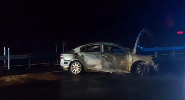 Vůz po nehodě na D11 zcela shořel.