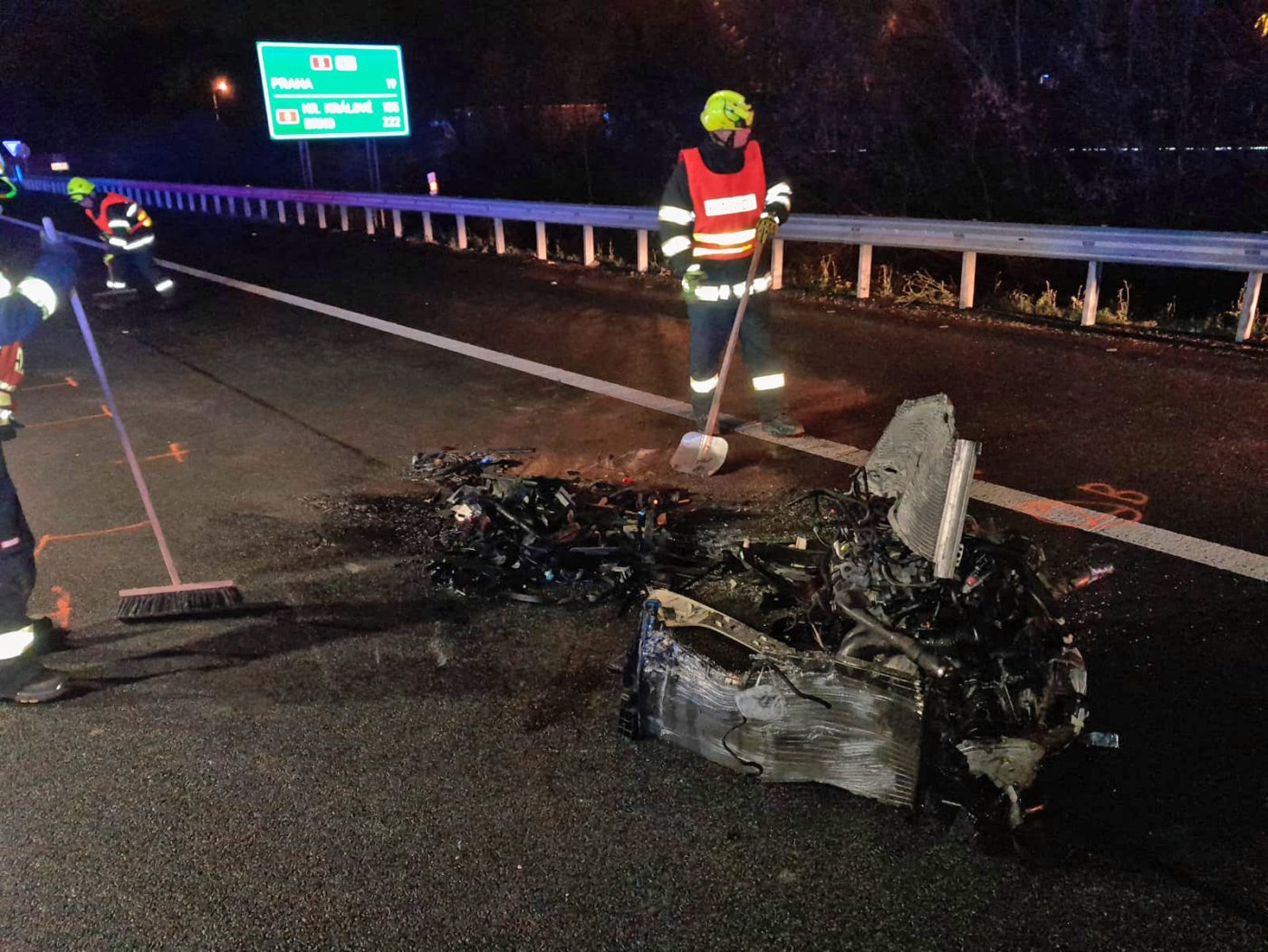 Nehoda dodávky a kamionu na dálnici D5. Foto: HZS