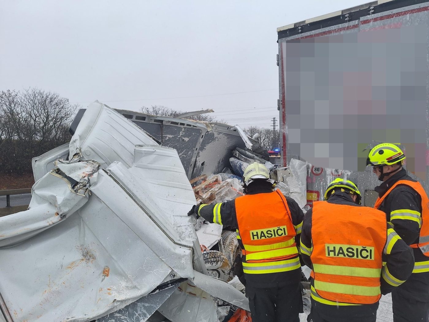 Ve středu na D5 narazila do kamionu dodávky, ze které vytekly barvy. Foto: HZS