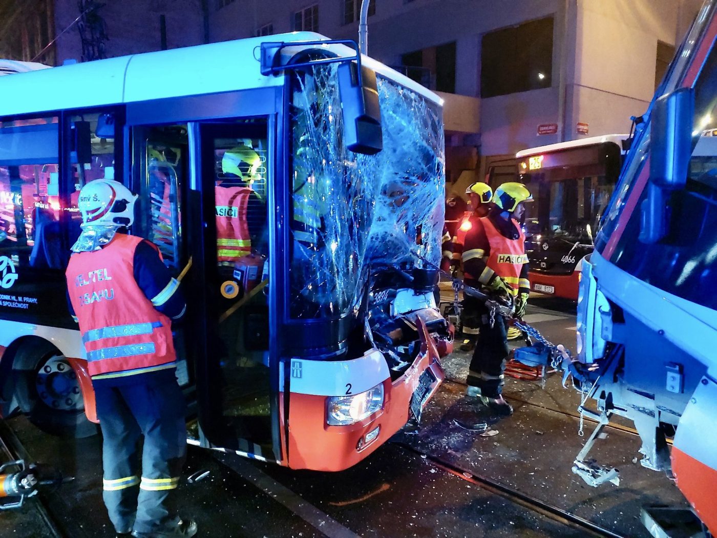 Nehoda autobusu a tramvaje v Praze. Foto: HZS