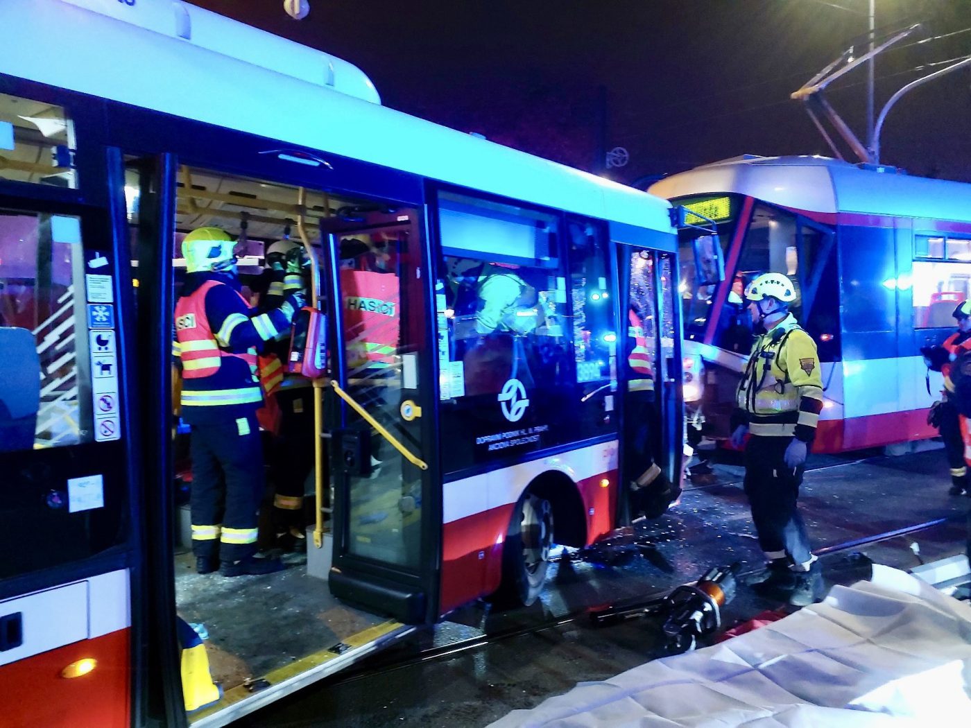 Nehoda autobusu a tramvaje v Praze. Foto: HZS