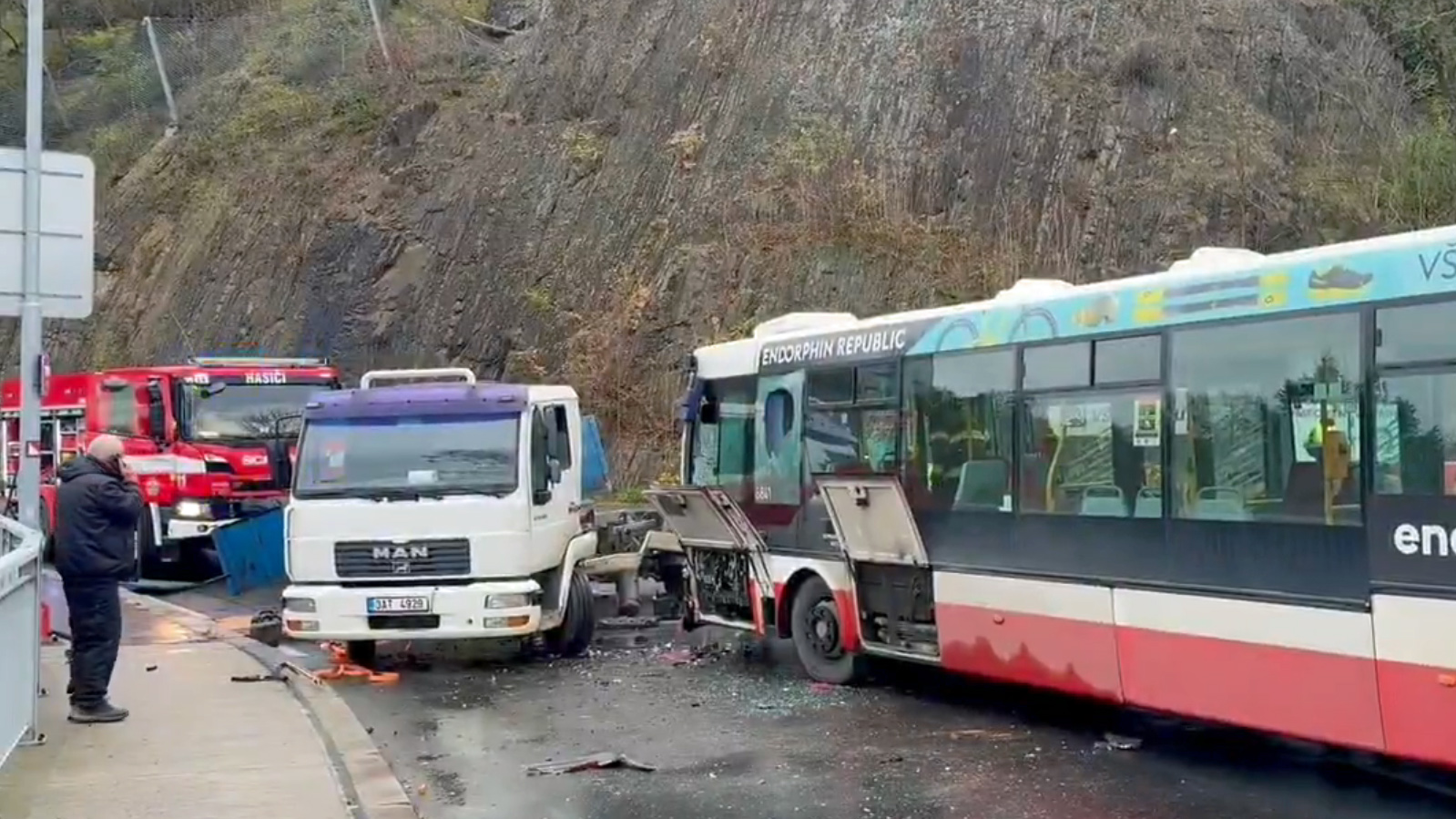 Nehoda náklaďáku a autobusu ve Zbraslavi. Foto: HZS