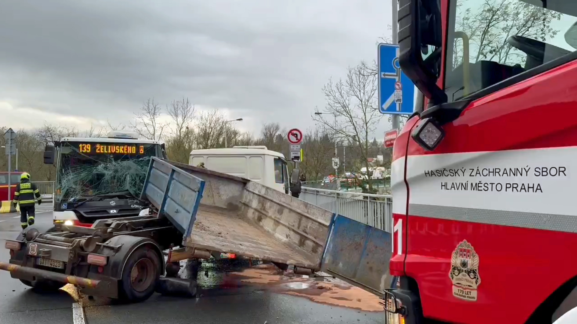 Nehoda náklaďáku a autobusu ve Zbraslavi. Foto: HZS