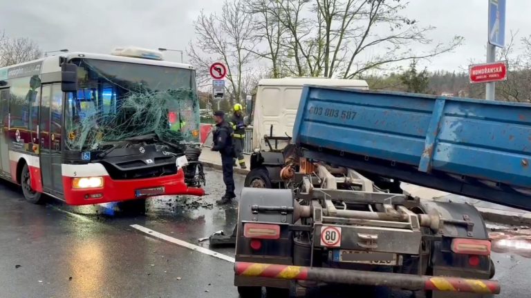 Nehoda náklaďáku a autobusu ve Zbraslavi. Foto: HZS