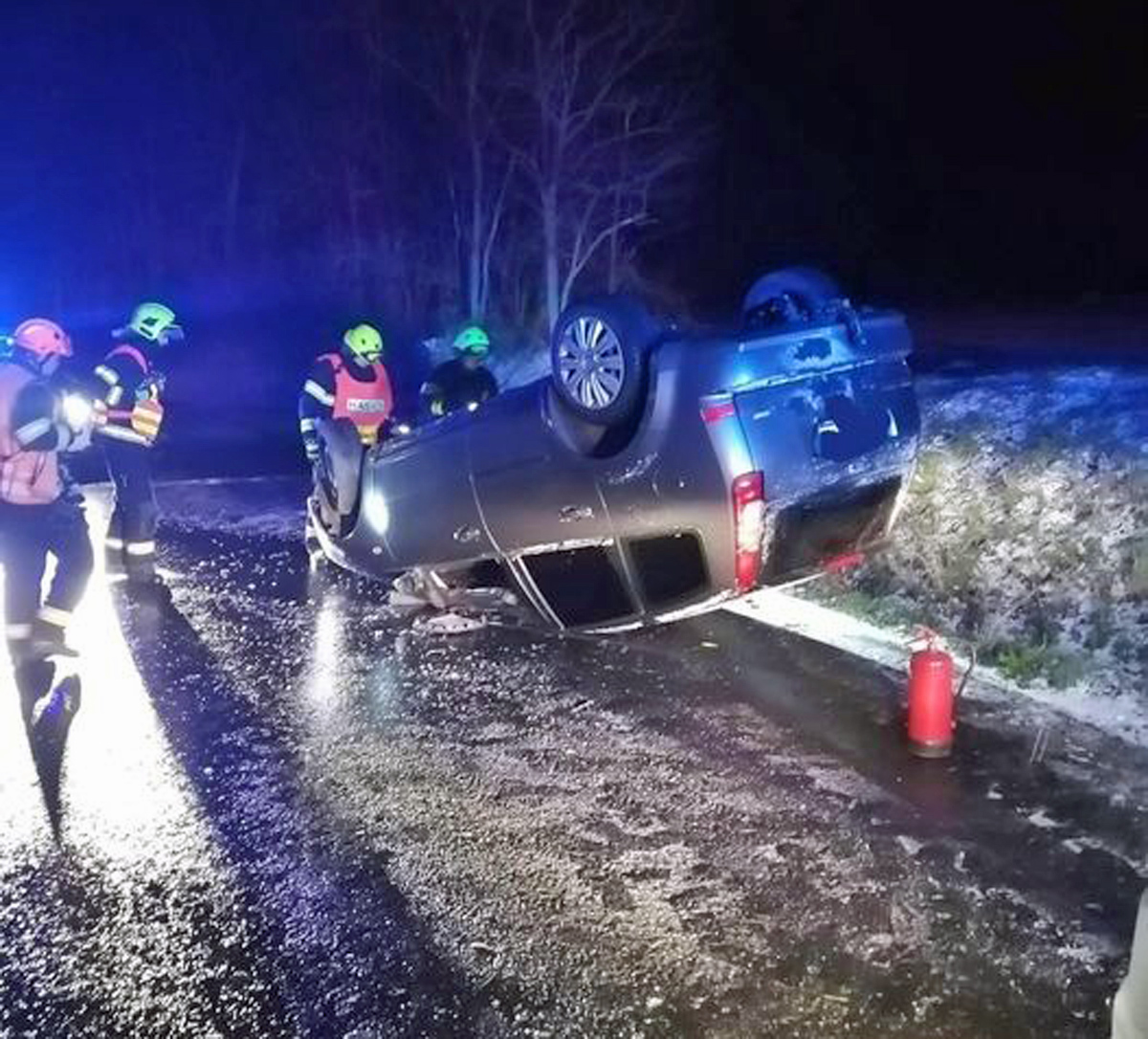 Auto skončilo převrácené v sobotu ráno v Březnici u Příbrami. Foto: HZS