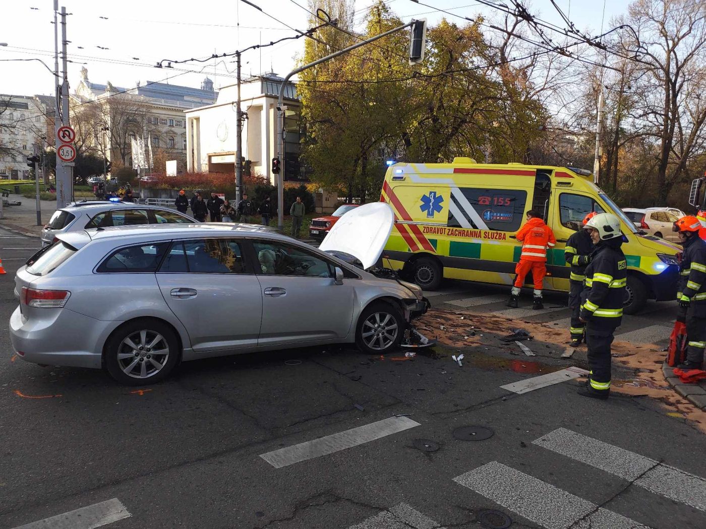 Pondělní nehoda v centru Brna na křižovatce ulic Cejl a Koliště. Foto: HZS