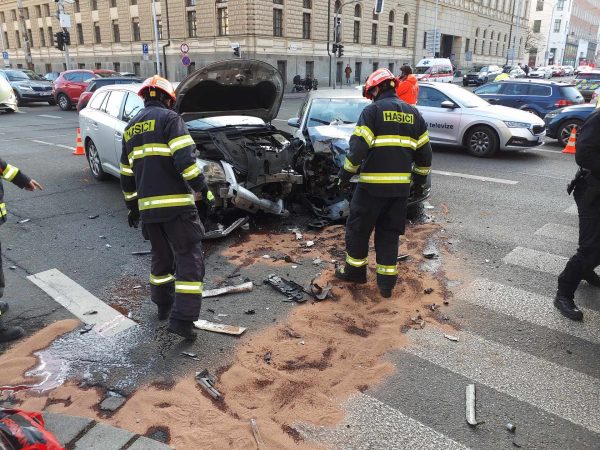 Pondělní nehoda v centru Brna na křižovatce ulic Cejl a Koliště. Foto: HZS