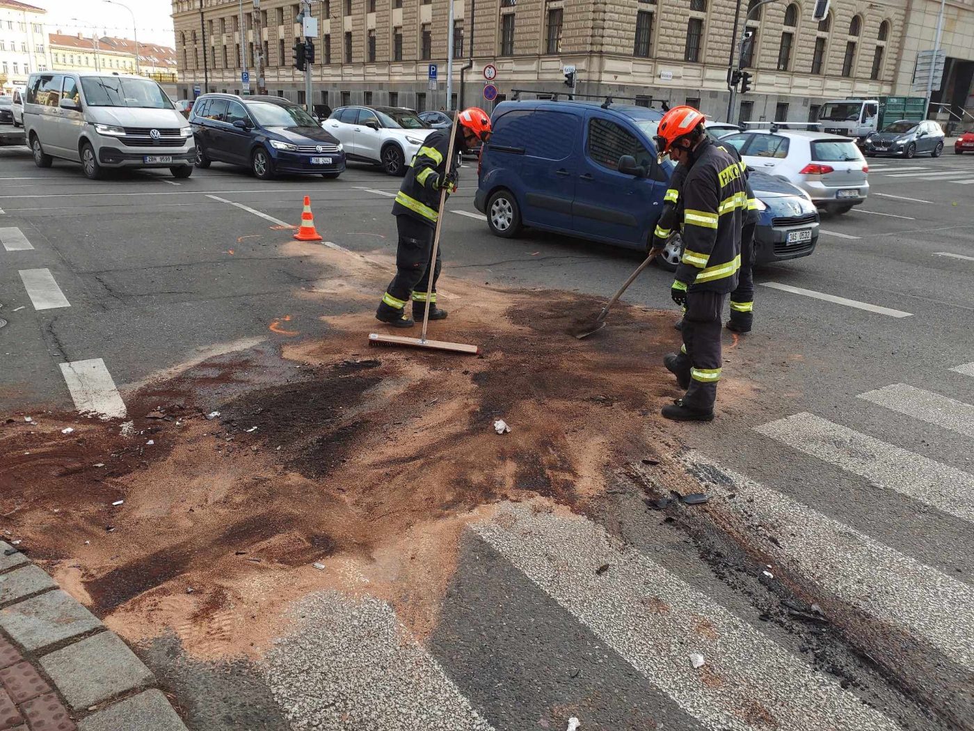 Pondělní nehoda v centru Brna na křižovatce ulic Cejl a Koliště. Foto: HZS