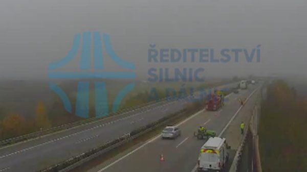 Omezení na dálnici D11 u Chlumce nad Cidlinou.