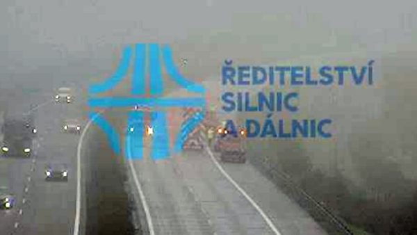Nehoda kamionů uzavřela dálnici D11.