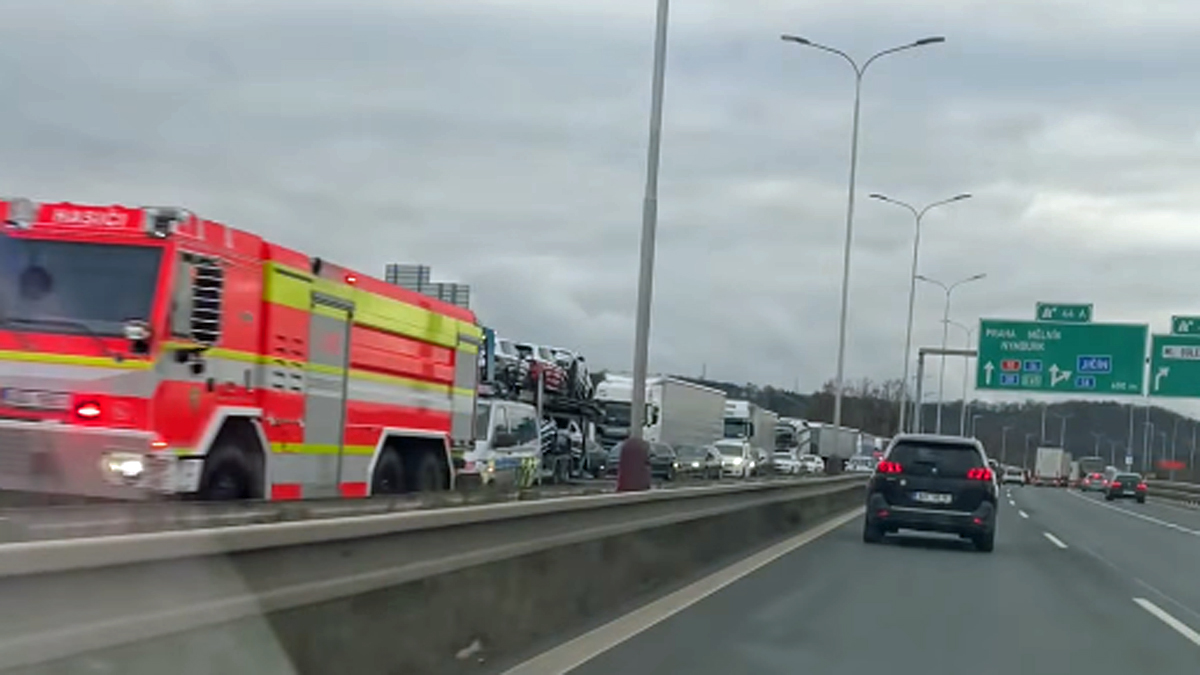 Nehoda na dálnici D10 u Mladé Boleslavi.