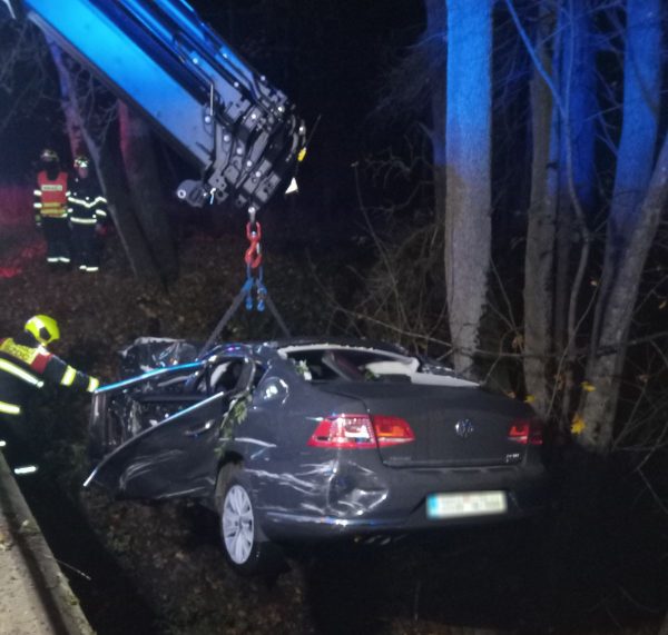 Automobil vyprostili drážní hasiči. Foto: HZS